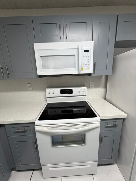 Building Photo - 2735 W 61st St