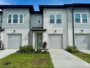 Building Photo - COMING SOON - 3 Beds 2,5 Baths Townhouse D...