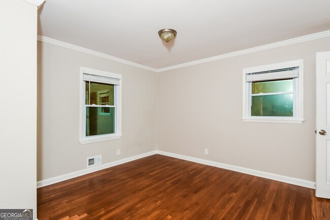 Building Photo - 598 Oakside Dr SW