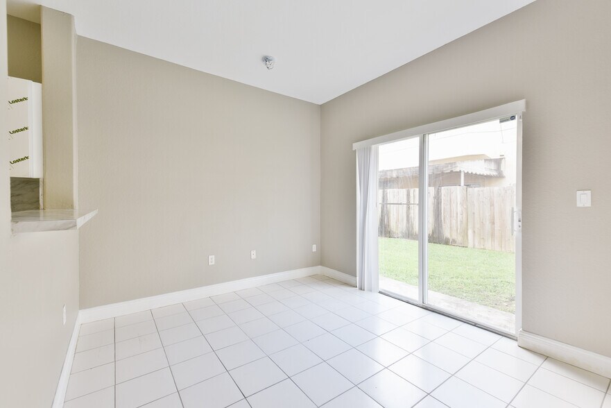 Building Photo - 1663 SE 29th St # 109