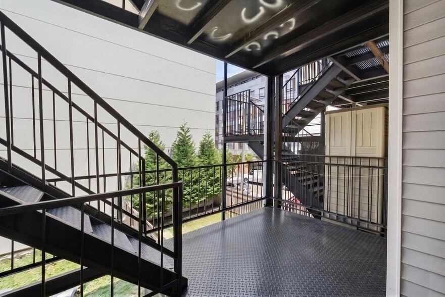 Building Photo - 330 Monroe St