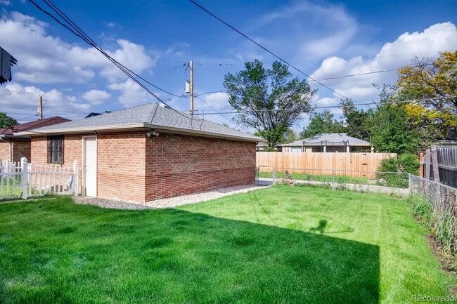 Building Photo - 2BD, 1BA Half-Duplex in Sloan's Lake with ...