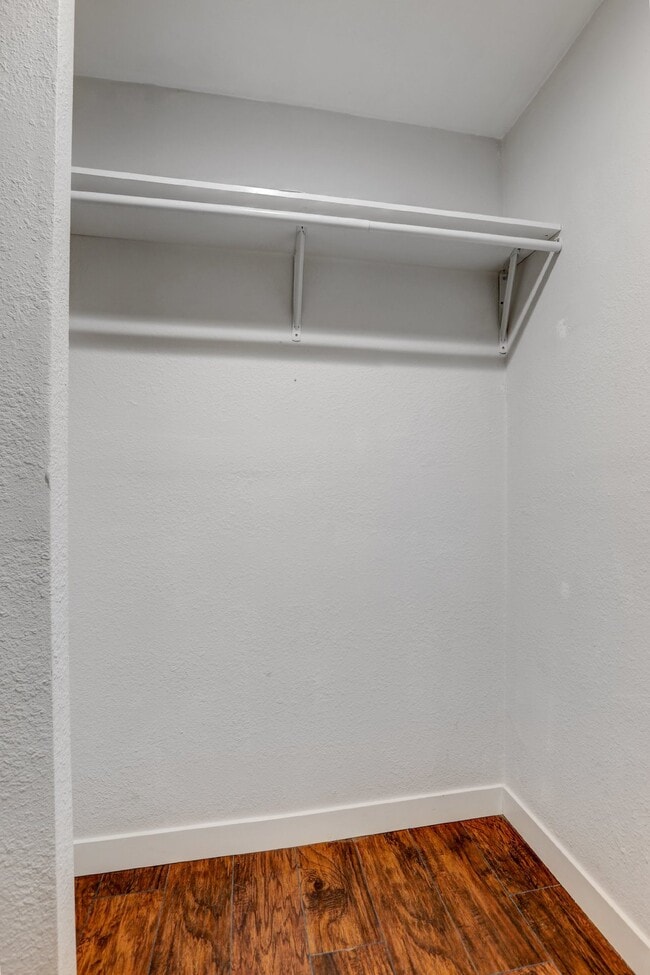 Building Photo - $1,295.95 - 1 Bed Updated Condo right by Cherry Creek Shopping Center!