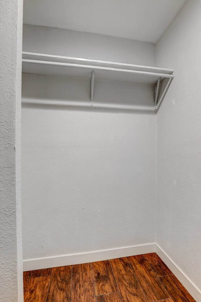 Building Photo - $1,550 - 1 Bed Updated Condo right by Cher...