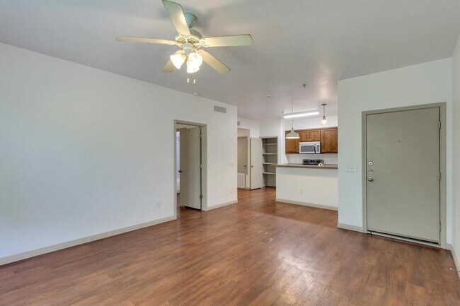 Building Photo - 1011 N LBJ Dr