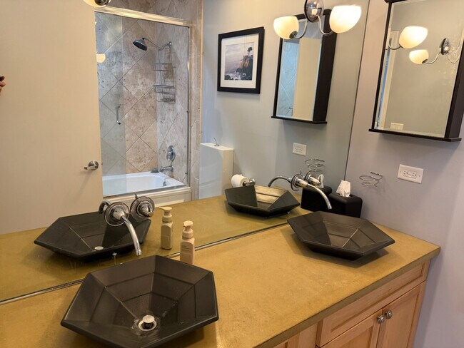 Building Photo - 1735 W Diversey Pkwy