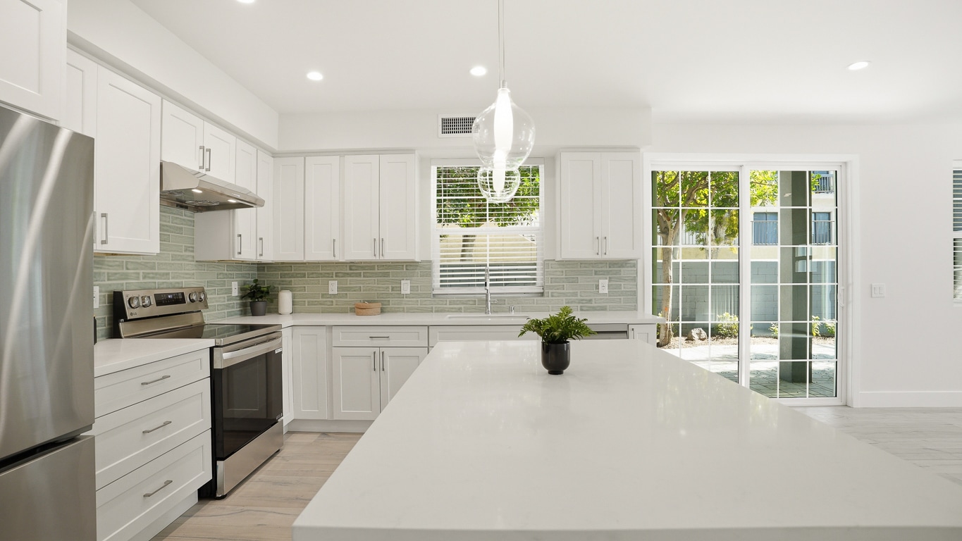 Building Photo - 3938 S Victoria Ave