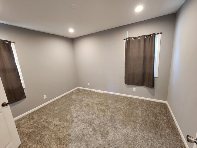 Building Photo - Remodeled 3-4 bedroom 2 bath house