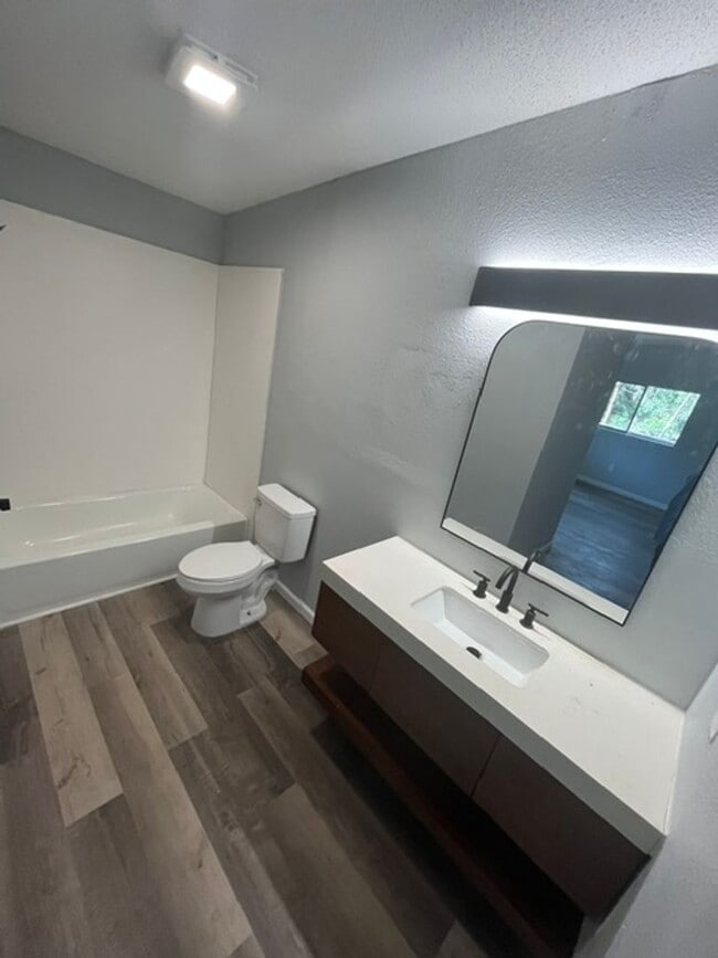 Building Photo - 3498 Riverdale Dr
