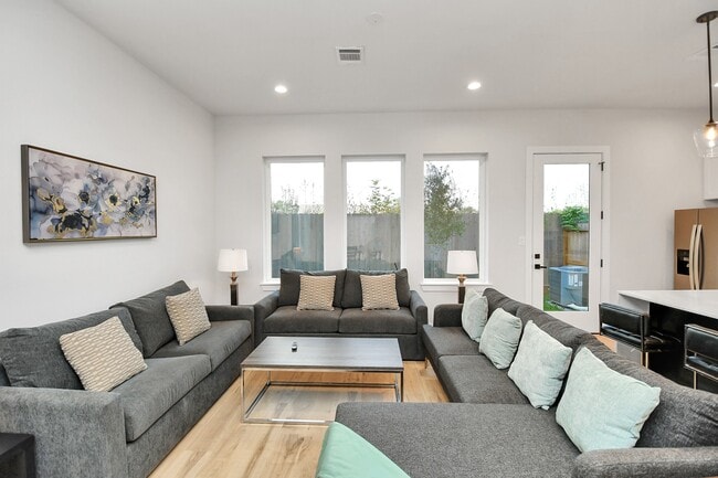 Building Photo - 6115 Campos Dr