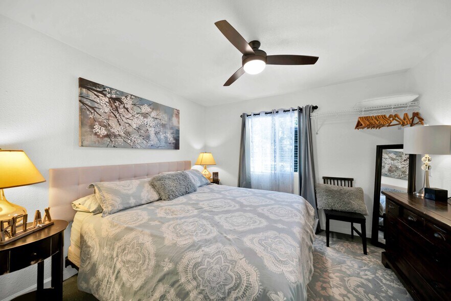 Guesthouse bedroom - 3075 Forest Hills Dr