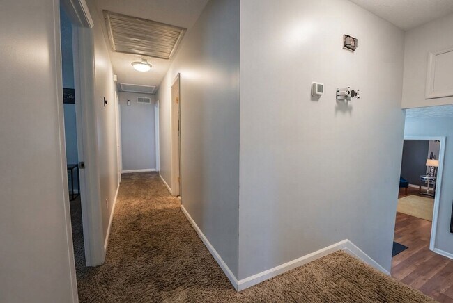 Building Photo - 725 Swamp Creek Dr