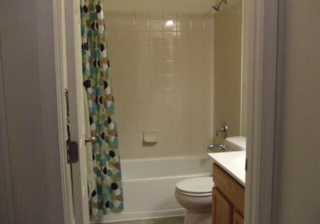 Building Photo - 2627 Eastbourne Dr