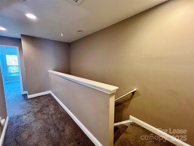 Building Photo - 142 Silverspring Pl