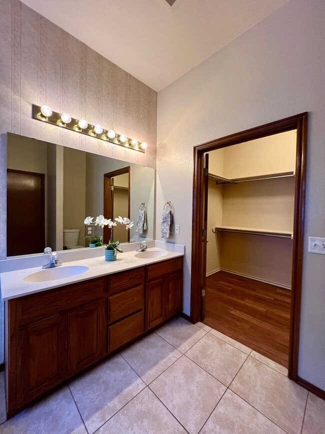 Building Photo - Lovely Rental Home in Heatherwood Neighbor...