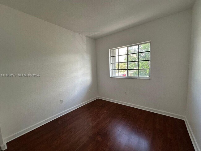 Building Photo - 2641 NE 4th St