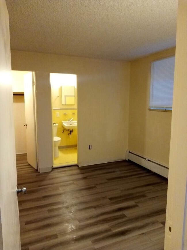 Building Photo - 1 bed, 1 Bath, Aug Special $400 credit Great Location off Joliet and 17th