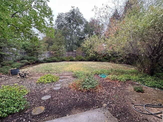 Building Photo - Charming 4 bedroom, 2 bathroom single fami...