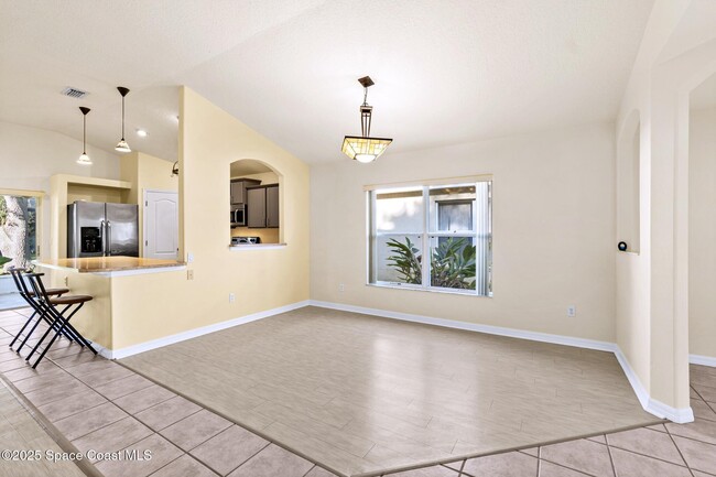 Building Photo - 960 Villa Dr
