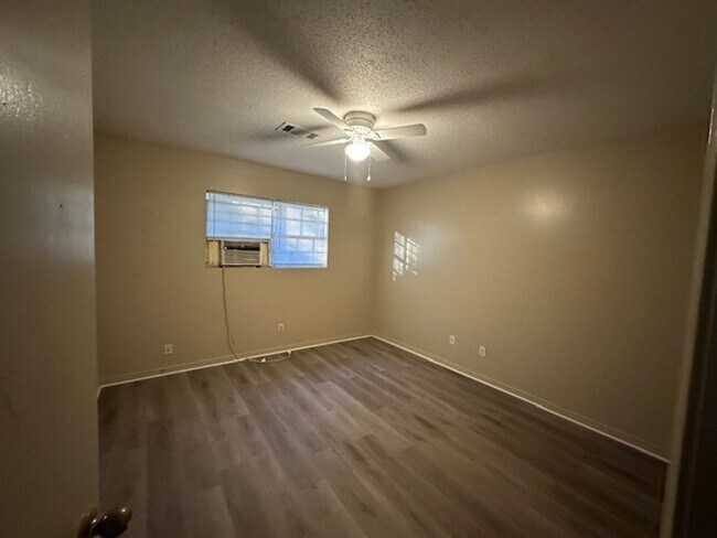 Building Photo - 2005 20th St