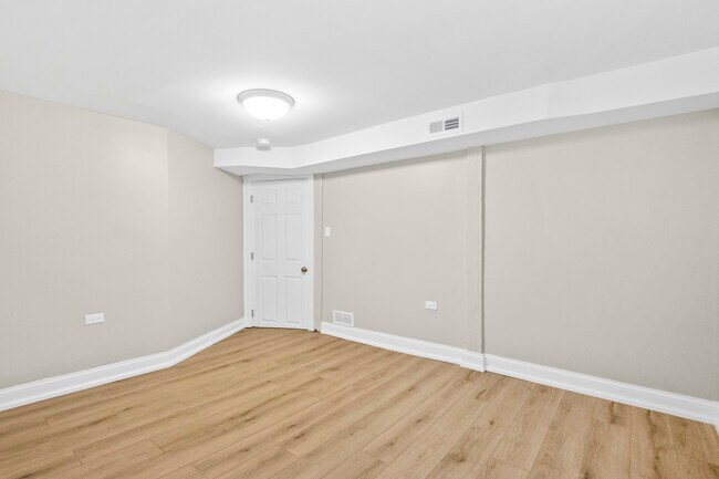 Building Photo - 4148 W Cornelia Ave
