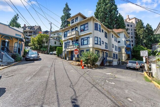 Building Photo - Large Studio apt close in SW! Pets OK!