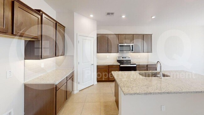 Building Photo - 2050 E Piedmont Pl