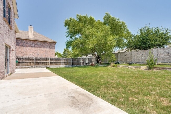 Building Photo - 320 S Mesa Verde Way
