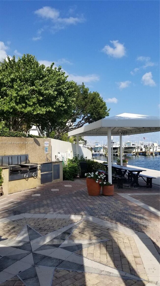 Building Photo - 1915 Brickell Ave
