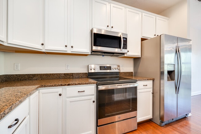 Building Photo - 208 Pointe Oakwood Way