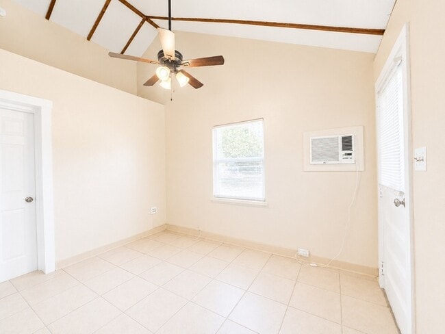 Building Photo - Convenient Downtown Living in a Bright and Comfortable 1-Bedroom Studi