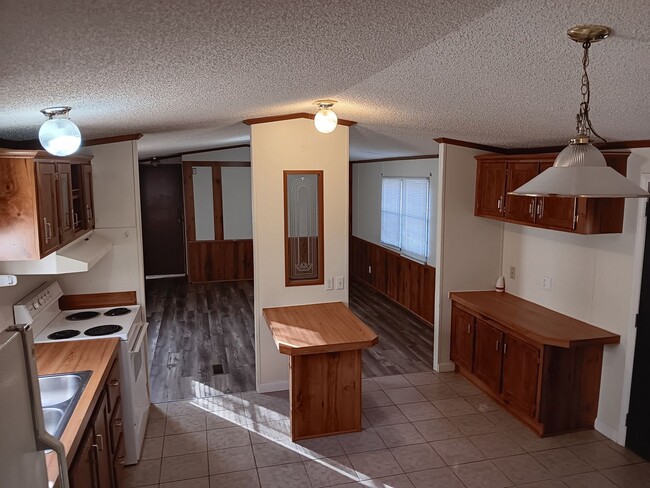 Building Photo - COMING SOON! 2-Bedroom Mobile Home in Lexi...