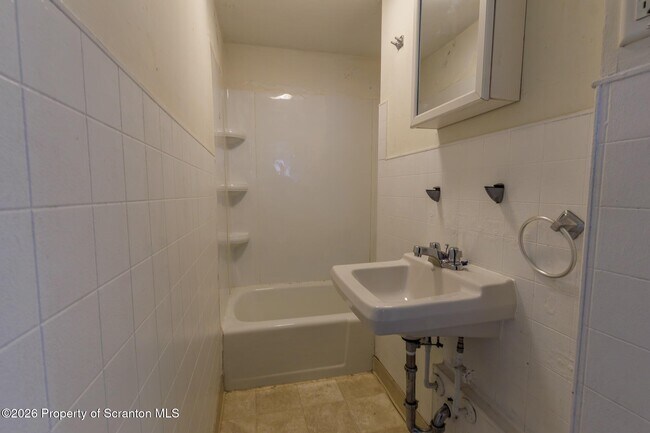 Building Photo - 623 E Elm St