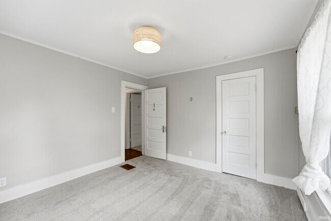 Building Photo - 527 W Oakdale Dr