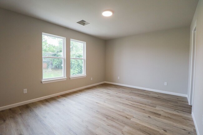 Building Photo - 216 N Cleveland Ave