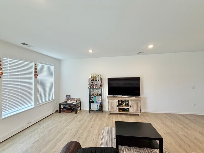 Building Photo - 331 Red Oak Cir