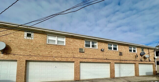 Building Photo - 7845 W Lawrence Ave