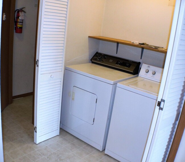 Building Photo - $850 | 2 Bedroom, 1 Bathroom Condo | Cat F...