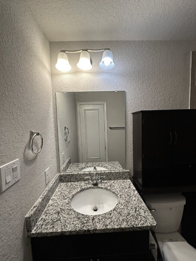 Building Photo - Spacious 5 Bedroom, 3.5 Bath Home with 2,6...