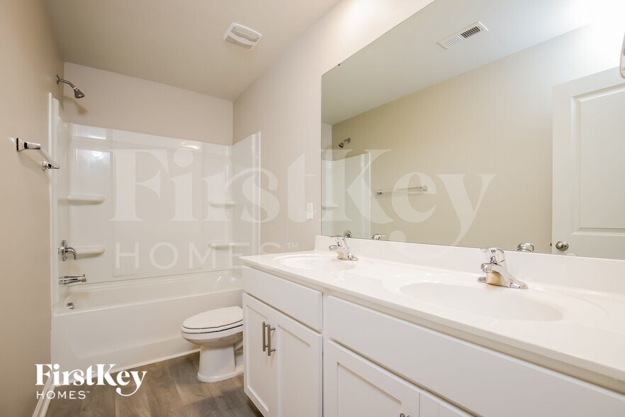 Building Photo - 2043 Longshadow St