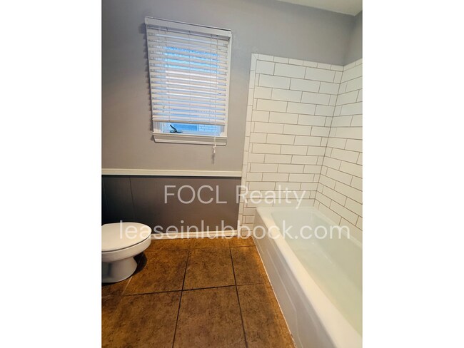 Building Photo - Updated and cozy 3/2/2