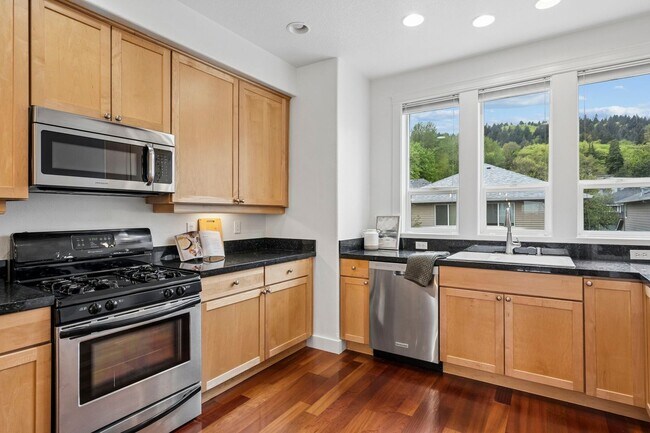 Building Photo - Spectacular SW Portland 2 bedroom Townhouse
