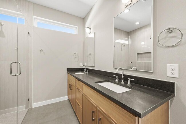 Building Photo - 4801 Sara Dr