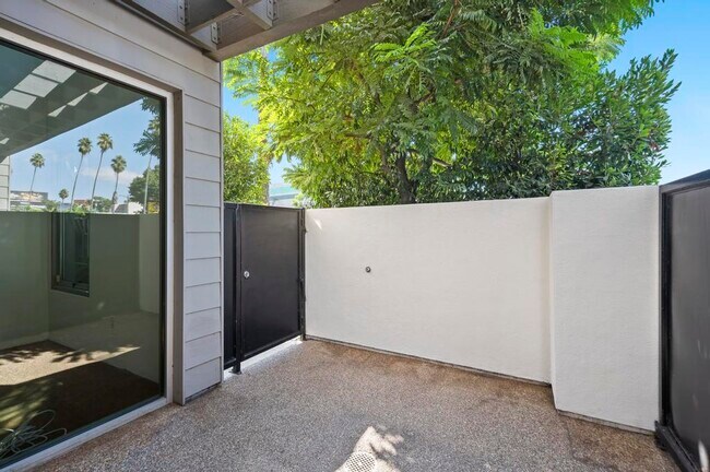 Building Photo - 4111 W Sunset Blvd