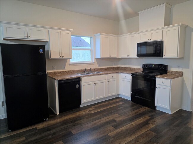 Building Photo - 6311 White Oak Dr