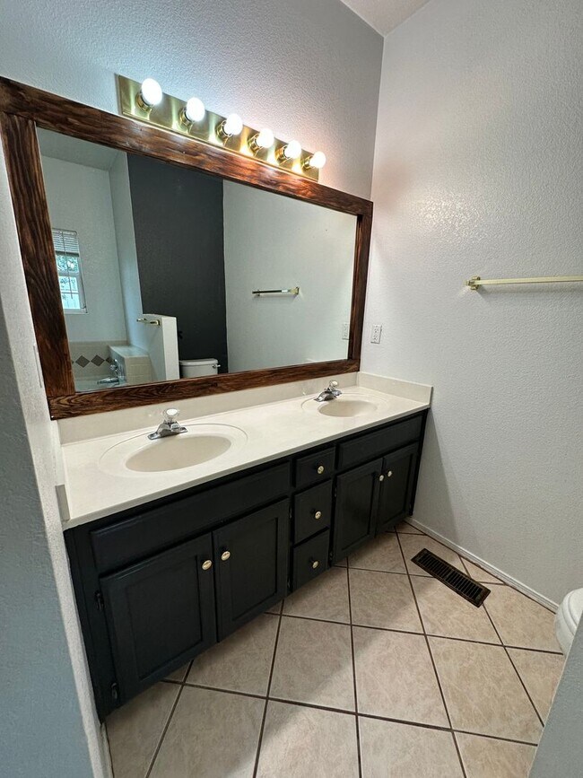 Building Photo - Tons of Character! 3 bed 2.5 bath amazing ...