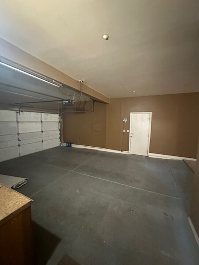 Building Photo - 4 Bedroom in East Woodland