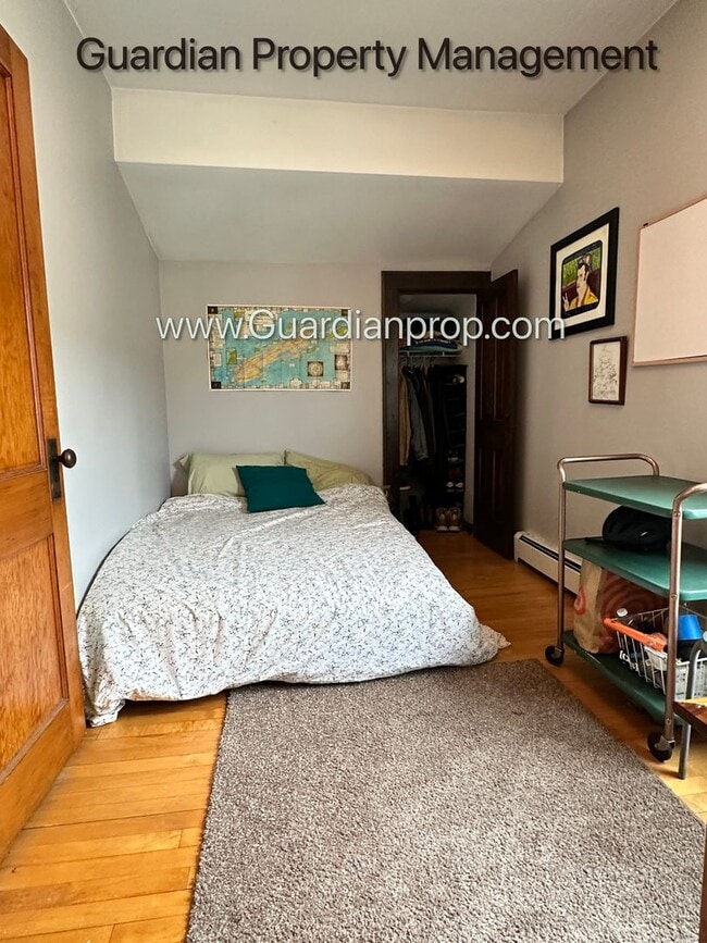 Building Photo - Northeast Spacious Upper Level Duplex, Har...