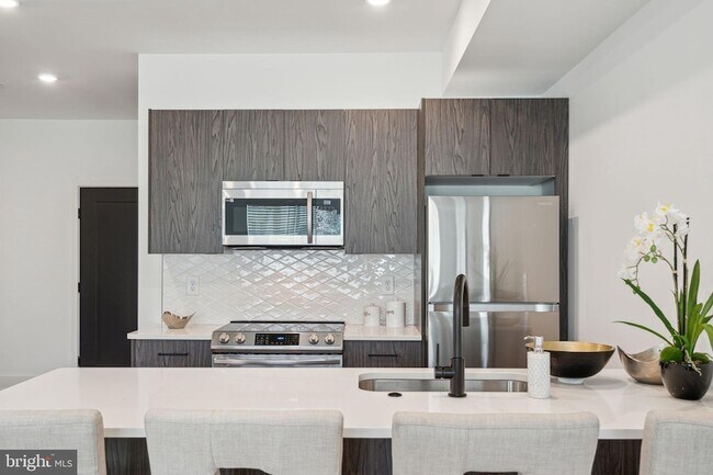 Building Photo - 1419 W Grange Ave