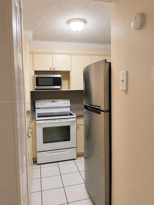 Building Photo - 310 Fontainebleau Blvd